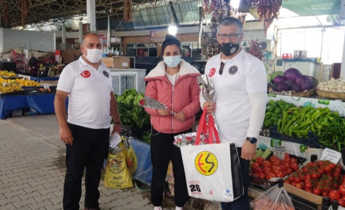 Dünya Türkleri Platformu, Dünya Kadınlar Gününde çiçek dağıttı