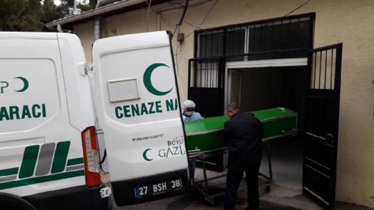 ﻿Ateşin üzerine döktüğü benzin ölümü oldu