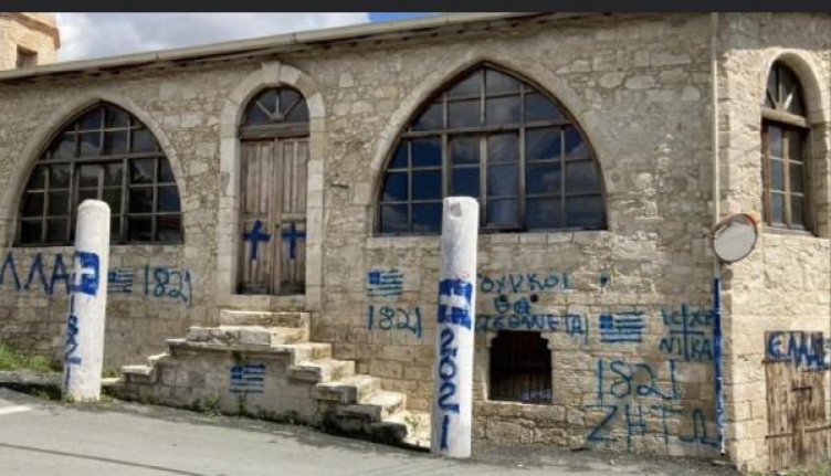 Rum Kesimi’nde camiye ‘haç’ resmi çizip, ‘Türklere ölüm’ tehditleri yazıldı