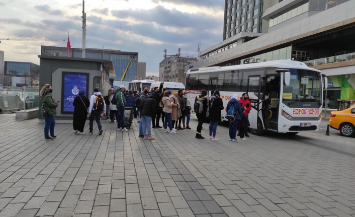 Taksim Meydanı turistlere kaldı