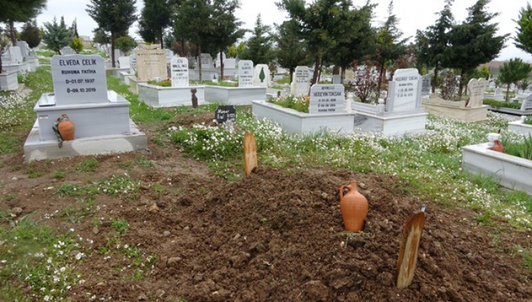 Defnedilen baba hastanede karşılarına çıktı