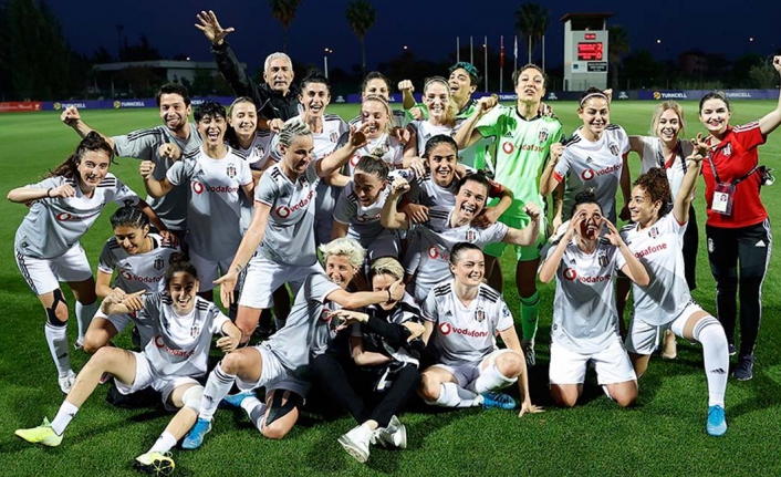 Şampiyon Beşiktaş kupasını aldı
