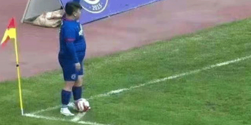 Futbol kulübü satın aldı 126 kiloluk oğlunu forvet yaptı