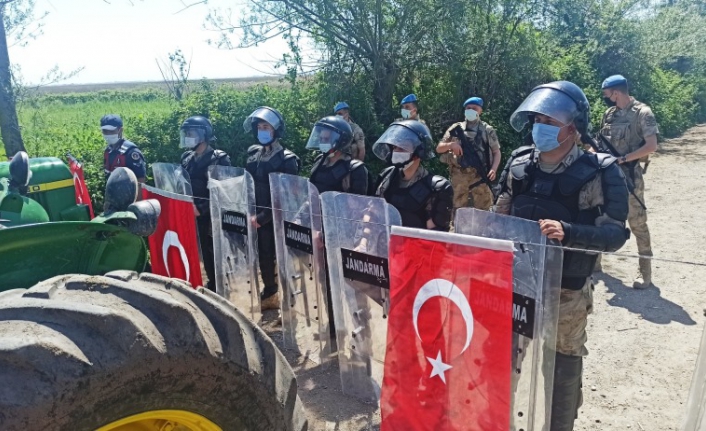 Eylemde büyük arbede! Traktörlerle yolu kapattılar