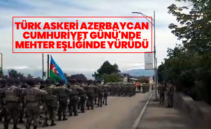 Türk askeri Azerbaycan Cumhuriyet Günü'nde mehter eşliğinde yürüdü