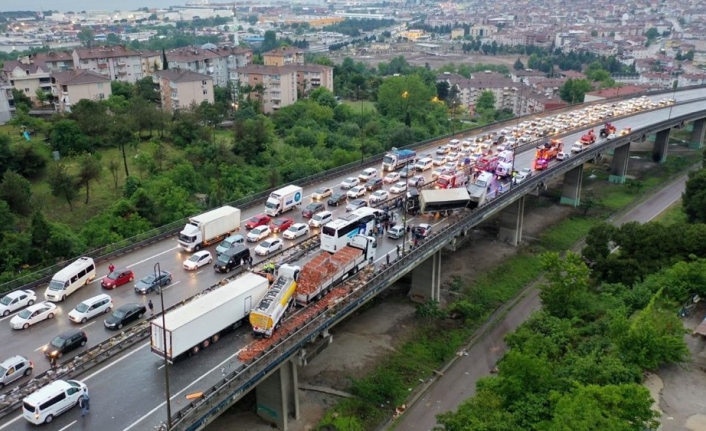 30'dan fazla araç birbirine girdi, beş saattir yol kapalı, yaralılar var!