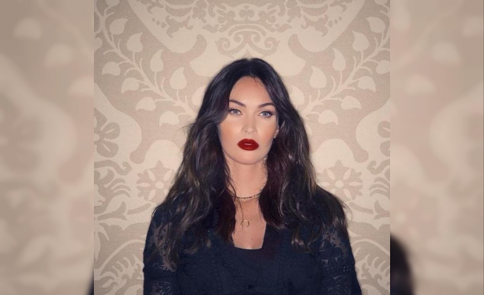 Aşk, Megan'ı yoldan çıkardı! Önü açık ceketle sokakta salına salına yürüdü