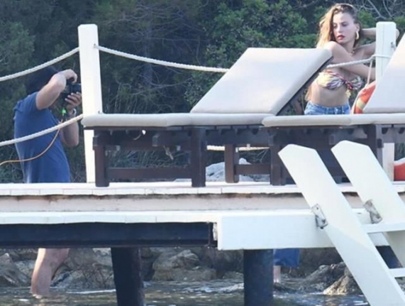 Bikinili yakalanan Serenay Sarıkaya muhabirlere öpücük attı
