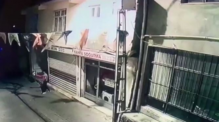 AKP binasına molotoflu saldırı