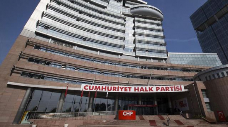 CHP'den istifa etti AKP'ye geçti