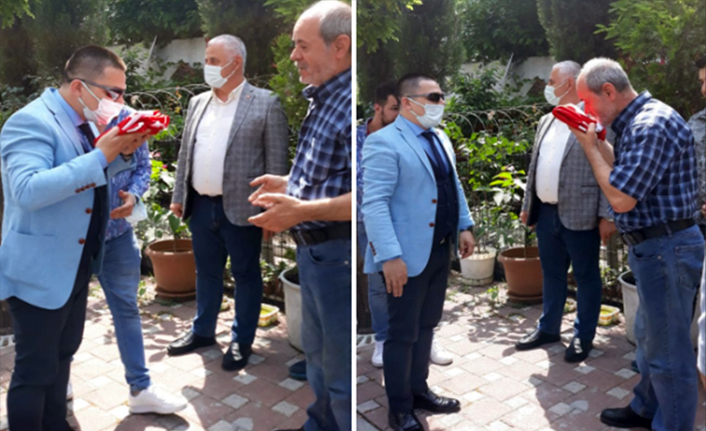 İstanbul Şehitliği gül ve karanfil ile süslendi