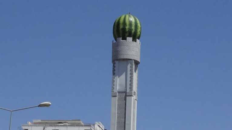 Bir karpuz maketi rezaleti daha