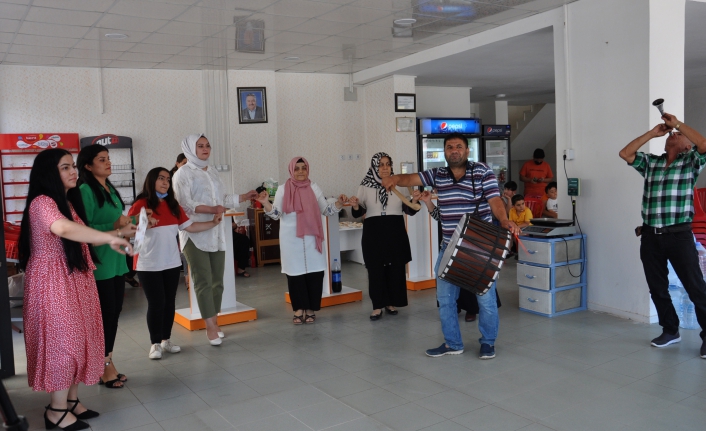 Bakkalını davullu zurnalı kutlamayla kapattı!