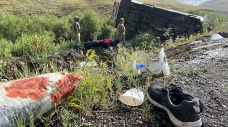 Ağrı'da yolcu otobüsü şarampole devrildi. 1 ölü, 26 yaralı