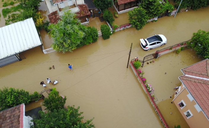 Dereler taştı, mahalle sular altında kaldı