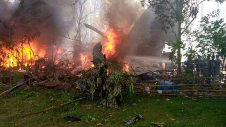 Filipinler'de 85 kişiyi taşıyan askeri uçak düştü