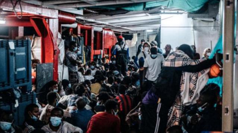 Akdeniz'de 572 göçmeni kurtaran gemi bir haftadır çaresizce liman bekliyor