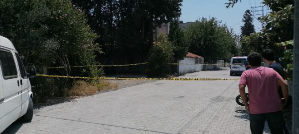 Boşanma aşamasındaki eşini küçük kızının gözleri önünde öldürdü