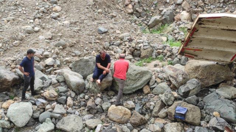 Kazada yaralanan sürücü kaybolan 15 bin dolarını aradı