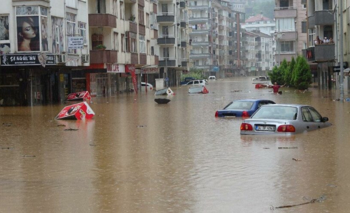 Şiddetli yağış Artvin’i de vurdu: Botlarla vatandaşların imdadına koşuldu!