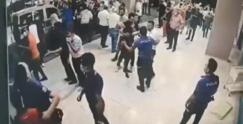 Koronavirüsten ölen hastanın yakınları sağlıkçılara ve polislere saldırdı