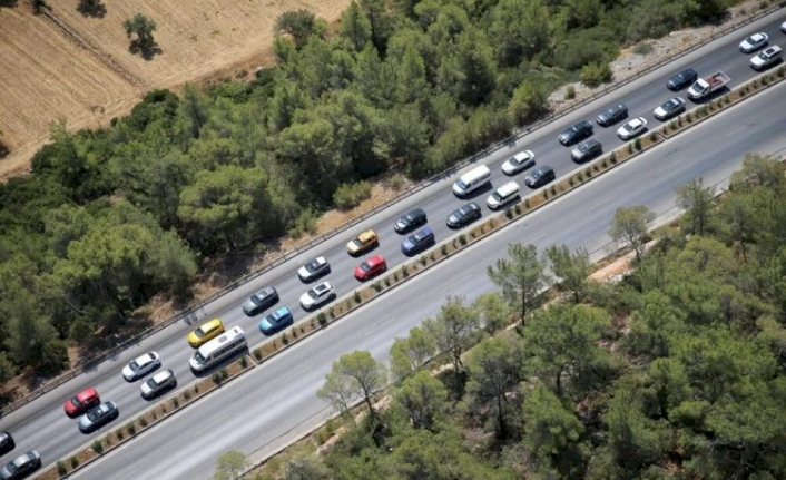 Tatilciler dönüyor: 15 km araç kuyruğu oluştu