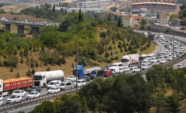 TEM'de trafik kilitledi