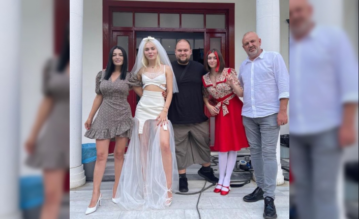 Aleyna Tilki yeni şarkısının tanıtımı için bir robotla evlendi