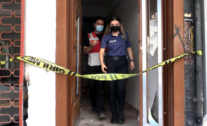 Deprem nedeniyle boşaltılan binada bir erkek cesedi bulundu