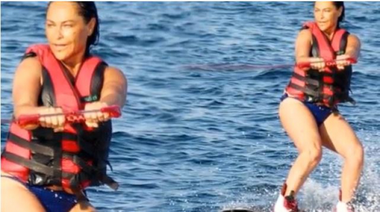 57 yaşındaki Hülya Avşar denizde şov yaptı