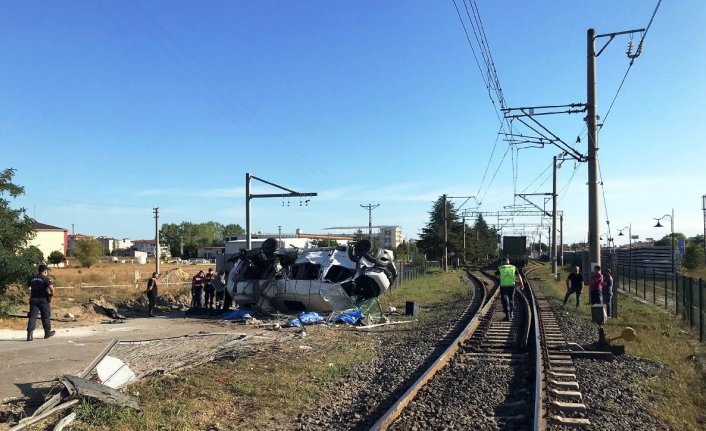 Feci kaza… Yük treni minibüse çarptı: 6 ölü