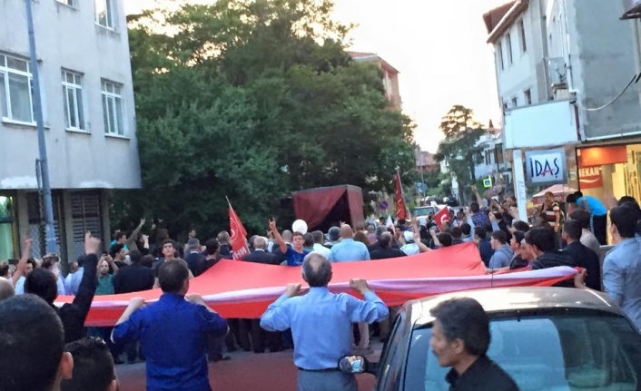 Meral Akşener'in Evinin Önünde Binlerce Ülkücü