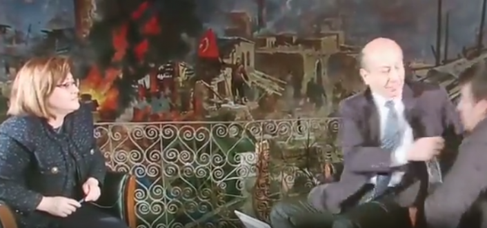 Gazeteci Muharrem Sarıkaya, muhabire tokat attı!