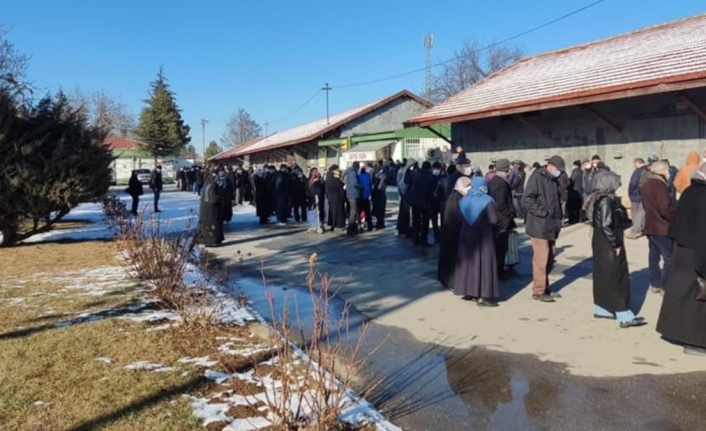 Soğuk havaya rağmen beklediler: Ucuz yağ kuyruğu