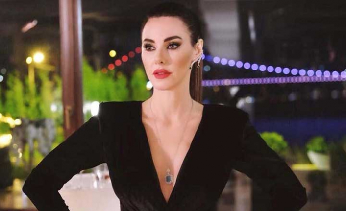 Defne Samyeli’nin bacak dekoltesi yürek hoplattı!