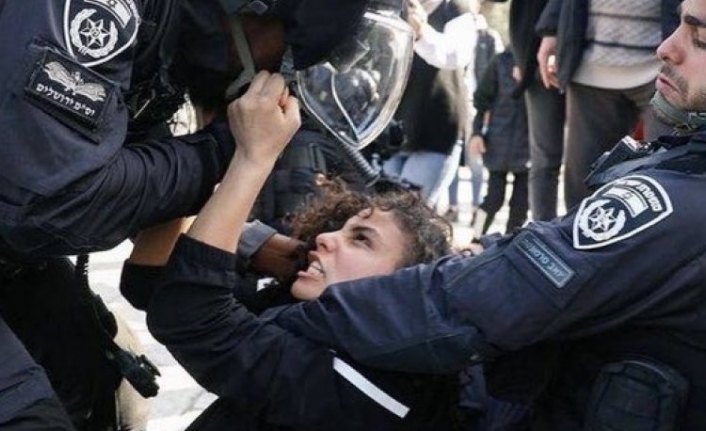 İsrail polisi 12 yaşındaki Filistinli kız çocuğunu darp etti!