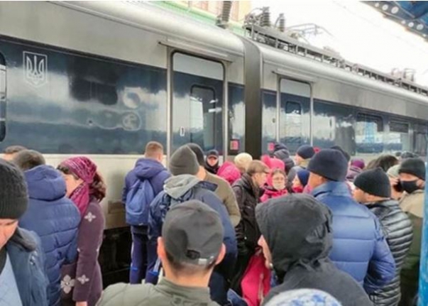 Kiev tren istasyonunda izdiham