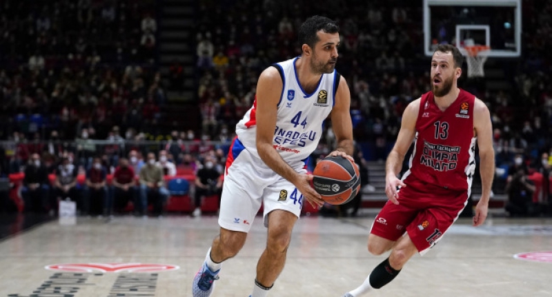 Anadolu Efes 'Dörtlü final' kapısını araladı