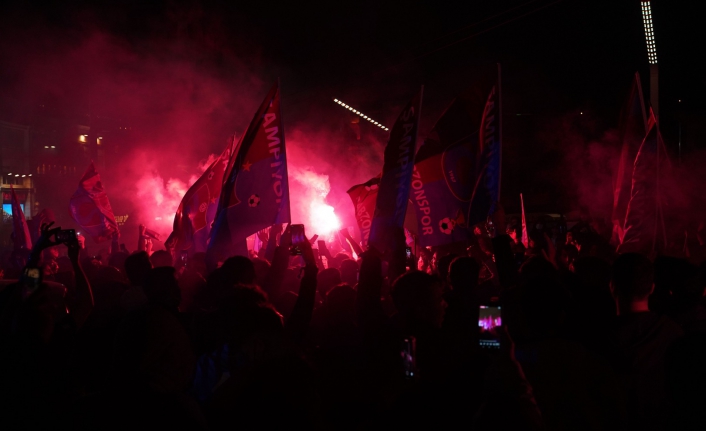 Taksim bordo-mavi oldu