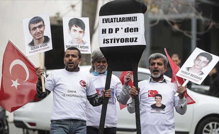 Evlat nöbetindeki aileler çelenk bırakmak istedi, HDP’ liler saldırdı