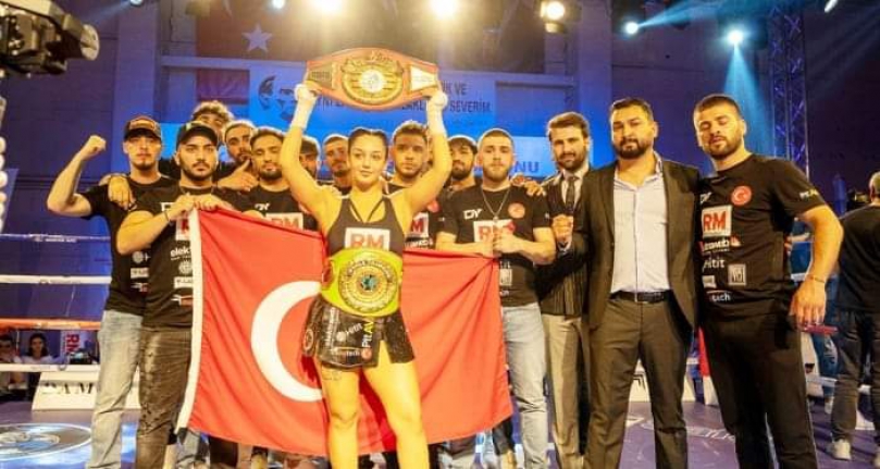 Eskişehirli boksör Dilara Dünya Şampiyonluğu kemerini aldı