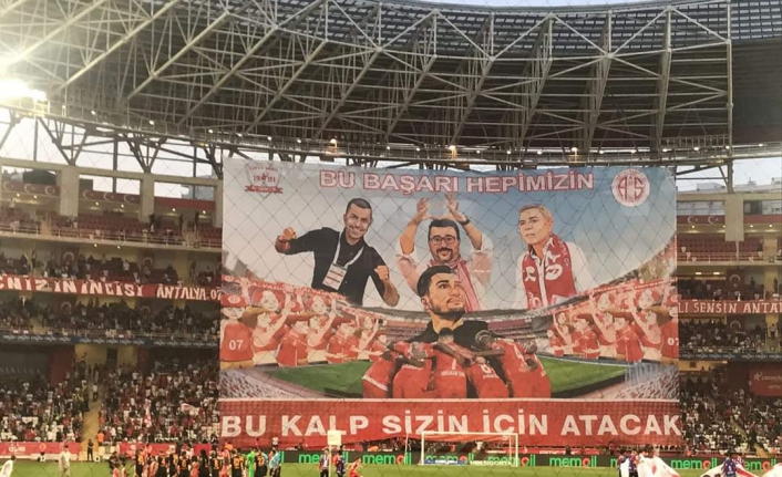 Bu pankart Antalyaspor yönetimini böldü! İstifalar bekleniyor!
