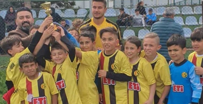 Eskişehirspor U-9 takımı Kütahya’dan şampiyon döndü