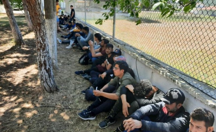İzmir'de 237 Kaçak Göçmen Yakalandı: Kimi Liberyalı Kimi Kongolu Kimi Gabonlu Kimi Gambiyalı Kimi Afgan...