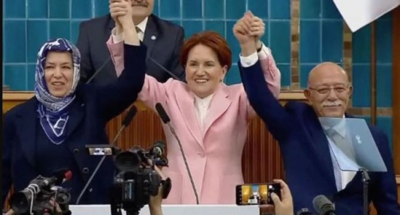 İsmail Koncuk yeniden İYİ Parti'ye katıldı, rozetini Meral Akşener taktı