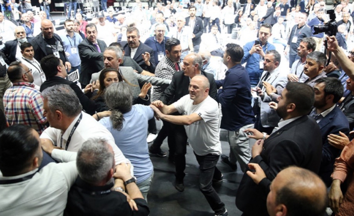 Beşiktaş genel kurulunda kavga! Tokat atanlar, birbirine hakaret edenler…
