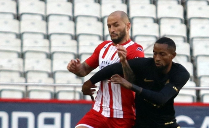 Kudriashov 1 yıl daha Antalyaspor'da