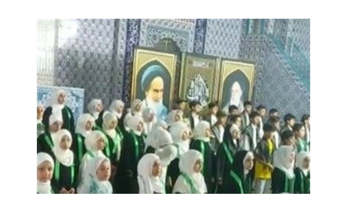 Bu görüntüler İran'dan değil! Humeyni portresi önünde asker selamı veren çocuklar Türk çocuğu