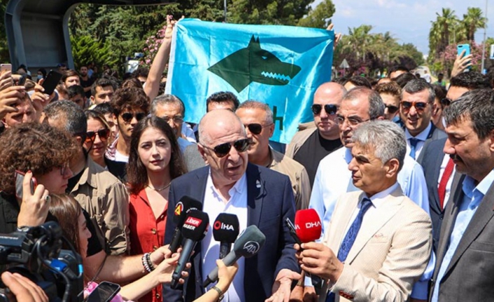Özdağ, öğrenci intiharlarıyla sarsılan üniversite önünde açıklama yaptı