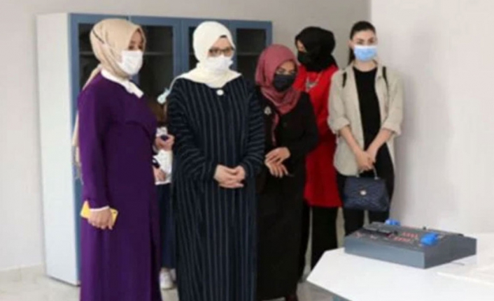 Yine aynı skandal! Diyanet İşleri Başkanı Ali Erbaş'ın eşi çantasını polise taşıttı